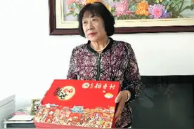 1981年，老师寄一半工资给学生买双鞋，26年后学生送老师一套房图片