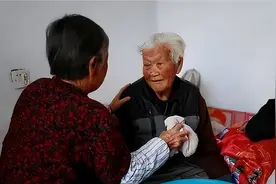 伺候93岁瘫痪母亲12年，68岁阿姨崩溃大哭：妈您再不走，我就得走图片