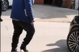 男子喝酒后穿老婆高跟鞋，指挥老婆倒车，网友：这气质绝了图片