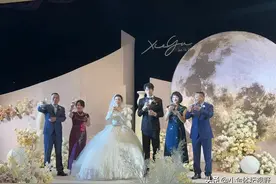 好事成双！1米9土炮成婚，娇妻纤细颜值高，国脚名宿：比夺冠开心图片