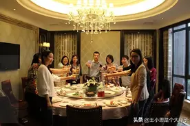 跟领导一起喝酒，“酒桌礼仪”要懂得，牢记5点，从容有礼人人夸图片