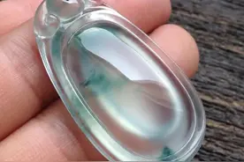 翠友6万买只翡翠飘花手镯，老板称价值翻倍，没想到如今估价6千图片