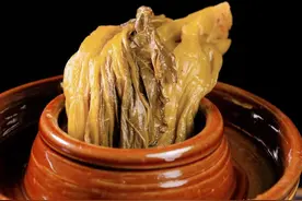 腌酸菜，只加盐就错了，多加1样料，不烂不发霉，口感酸爽颜色好图片