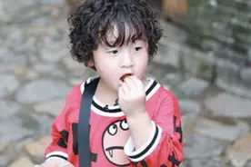 男孩“偷窥”妈妈上厕所，妈妈放纵不管，长大真的就都知道了吗？图片