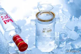 打破温酒老传统，为何国窖1573提倡白酒就要冰着喝？行家一语道破图片