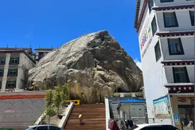 中尼边境有个繁华小城，巨石压在城中心，开车1小时到希夏邦马峰图片