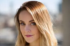 中国大叔出国打工，娶小10岁英国美女，婚前约法三章，不然受不了图片