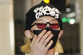 权志龙现身遭韩媒围堵，身材娇小还穿女装，直接被四个保镖挡严实图片