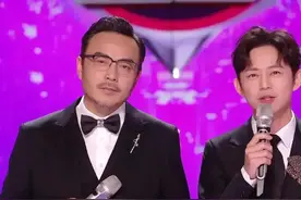 太会演了！跨年夜的何老师太让人心疼了图片