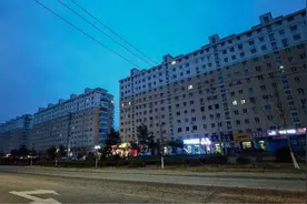 迷失在“海边鹤岗”：有人主动选择隐居，有人遭遇房产骗局后被迫留下图片