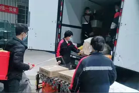 四川顺丰严把“消杀关”做好快件全流程消杀图片