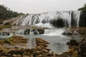 《西游记》片尾唐僧师徒走过的瀑布—黄果树边超百米宽陡坡塘瀑布图片