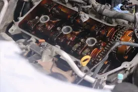 2003年的丰田老霸道，33万公里“车况残旧”，翻新复活变新车图片