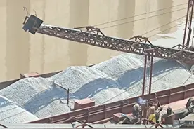 船闸内“玩火”？罚！图片