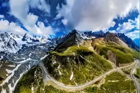 新疆独库公路变“堵哭公路”100公里走8小时、民宿近2W一晚图片