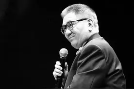 他是香港影乐界的“音乐鬼才”，香港电影中遍布着他的创作足迹图片