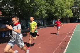 小学生400米一般人跑多少秒？图片