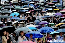 毕业典礼，校长扔掉讲稿，念了标题，发言15秒，就说“再见”图片