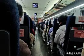 “五一”买到高铁无座票只能一路站着？12306回应：无座是“无预留座位”，可根据三色指示灯找空位坐图片
