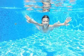 健康早知道：游泳，真的可以睁眼吗？图片