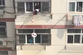 两邻居闹矛盾互相泼水，网友看乐了：就楼下这智商，还是让让他吧图片