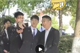 班主任被学生“强吻” 老师的表情亮了图片