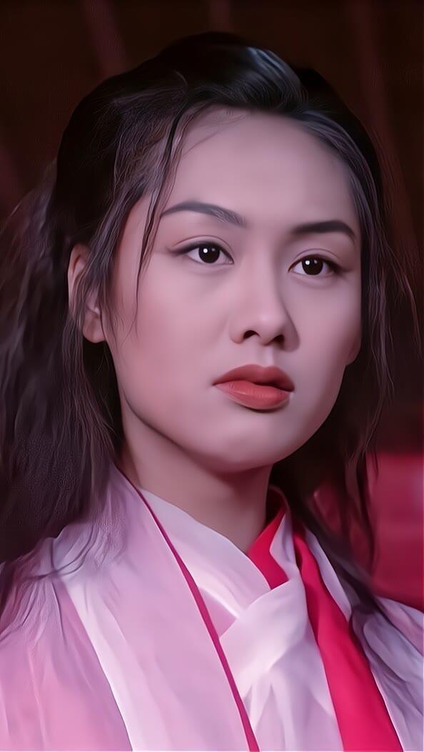 美女港星朱茵：住深山，一辆破车开26年，为何还要执意嫁给黄贯中