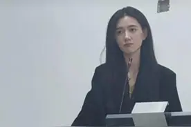 高校毛概女老师被赞“神仙颜值”，校方回应图片