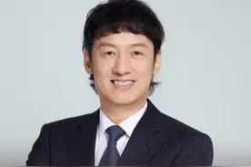 前滑翔伞运动员五次创业，50岁卖酸奶年入5亿图片