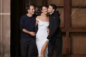 被海克斯科技惊艳到了，这条裙子是现场喷出来的？图片