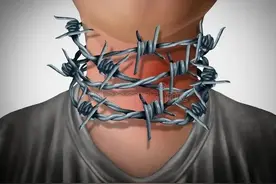 男子声音嘶哑，以为声带疾病，检查发现肺部阴影，医生说：肺癌图片