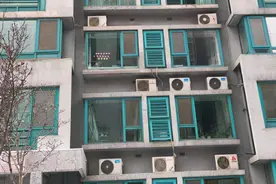 丰台封控小区：小朋友窗上贴纸“喊话”，让“大白”瞬间破防图片