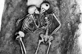 伊朗一对“情侣”躲进谷仓中拥吻，被人发现时，已经吻了2800年图片