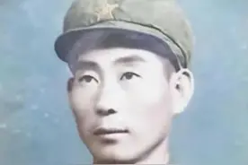 1948年夜行军，士兵胃痛求生路，路边隐蔽沟壑暗藏惊喜图片