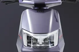 2款全新的电动自行车，搭载更耐用的电池，骑5年不用换图片