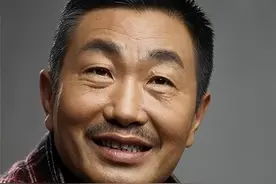 演员杜源，和妻子从青梅竹马到白头偕老，如今女儿成了他的骄傲图片