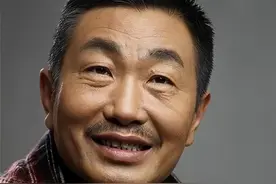 演员杜源，和妻子从青梅竹马到白头偕老，如今女儿成了他的骄傲图片