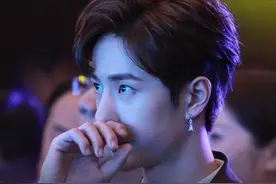 乐华娱乐自降身价IPO，股东王一博敲锣图片