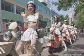淄博旅游出新招：女生穿超短裙骑电驴接送游客，看来非去不可了图片