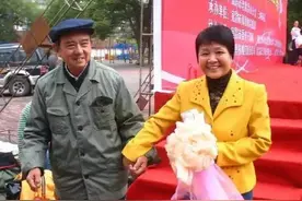 65岁大叔对50岁大姐疯狂表白：我有车有房有存款，嫁给我吧图片