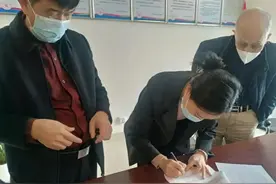 邱季端先生为泉州五中120年校庆捐赠李硕卿国画图片