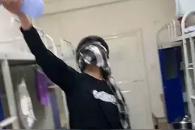 为了躲猫猫能赢，男大学生赤膊骑在细铁棍上，看着都替你疼图片