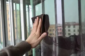 玻璃太脏怎么办？试试这4个方法，玻璃透亮不留灰，超干净图片