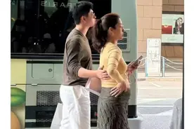 杨采钰在日本挺大肚子坐公交！肚子都这么大了，新男友帅气多金图片