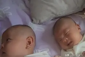 贵州一40岁男子喜得儿子又当爷爷，抱爱孙和儿子很无奈：忙不过来图片