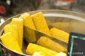 煮玉米时，万不可只用清水煮，多加这2样东西，玉米更加香甜软糯图片