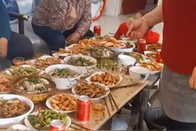 山东一女生第1次带男朋友回家，家人准备近30道菜品摆满整桌图片