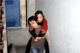 2005年“背母上学”的男孩，29岁变性为刘婷，当选国际选美女郎图片