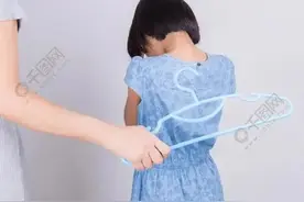 他说：妈妈打我我会哭，但我不会求饶，也不会觉得我打人是错的图片