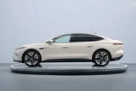 上汽集团又推出新车，长5米造型犀利，续航达666km，带你看飞凡F7图片